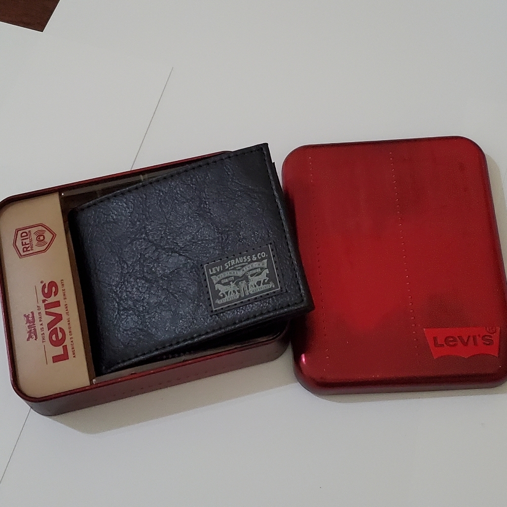 🤩Brand New in box Levi's black leather wallet